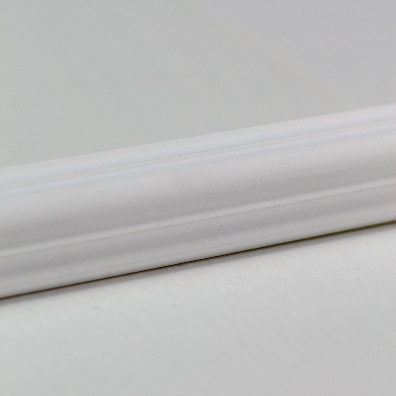 Friso boiserie branco fino com relevo central - 1,2 m