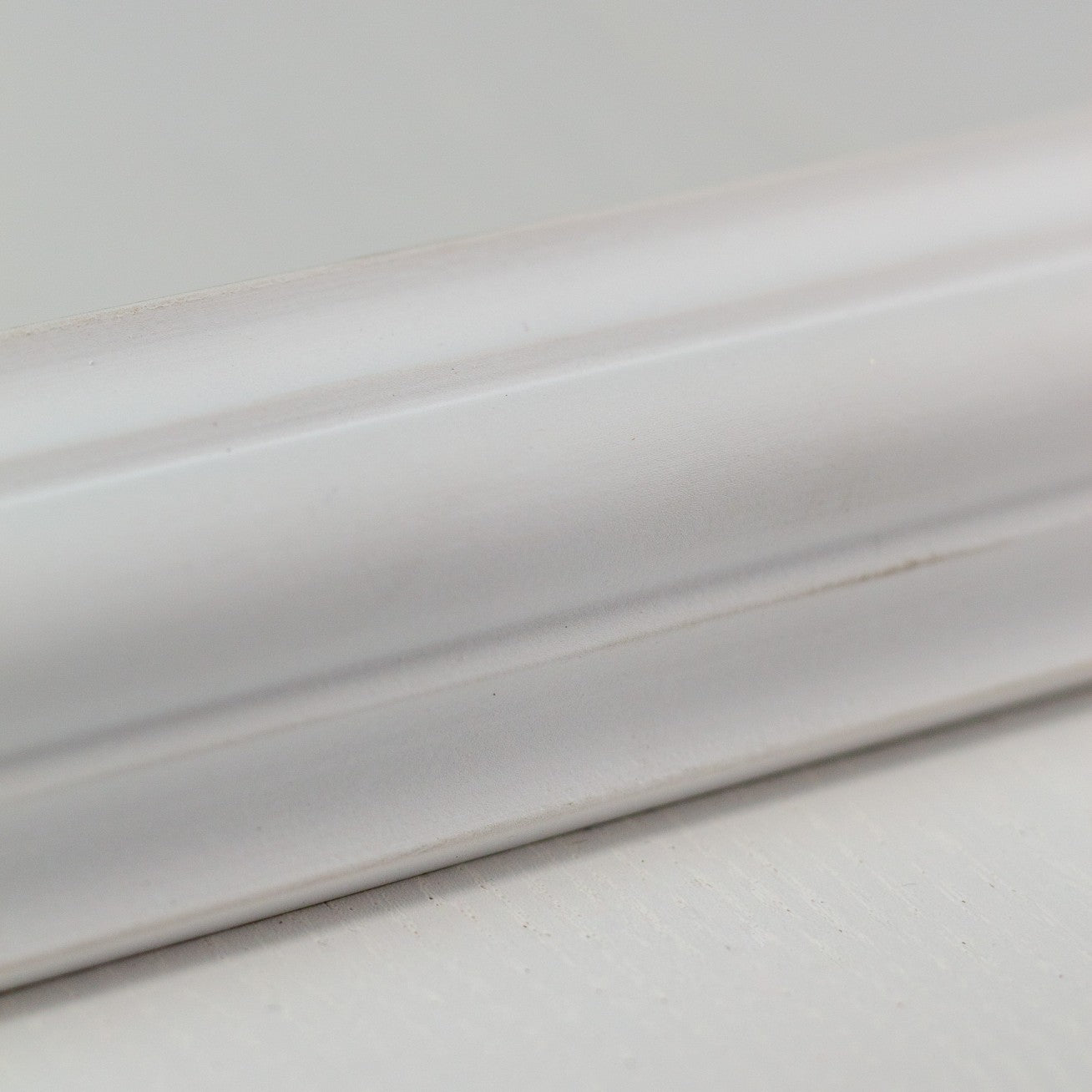 Friso boiserie branco médio com relevo central - 1,2 m