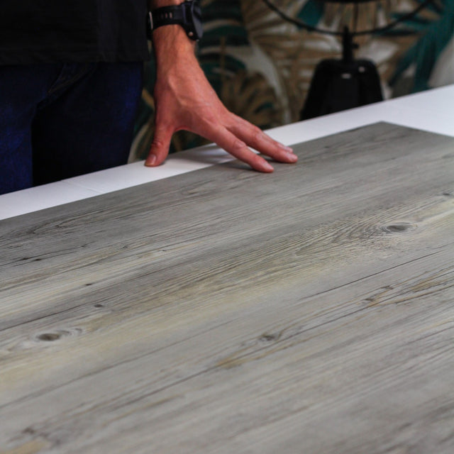 Pavimento vinílico SPC adesivo cinza