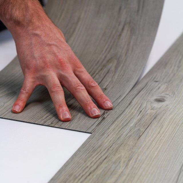 Pavimento vinílico SPC adesivo cinza