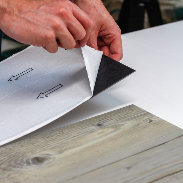 Pavimento vinílico SPC adesivo cinza