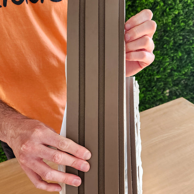 Painel ripado em rolo autoadesivo - castanho