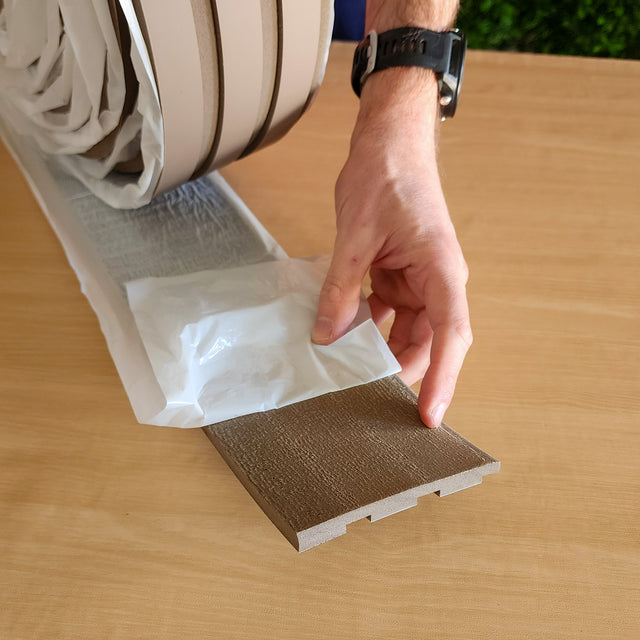 Painel ripado em rolo autoadesivo - castanho