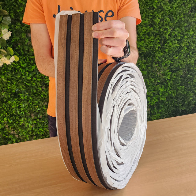 Painel ripado em rolo autoadesivo - preto/castanho