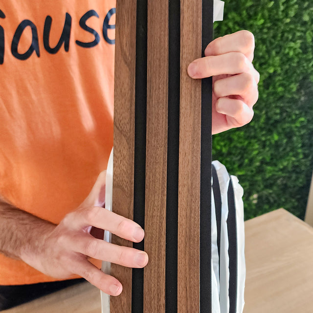 Painel ripado em rolo autoadesivo - preto/castanho