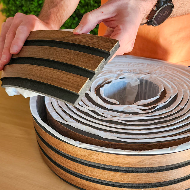 Painel ripado em rolo autoadesivo - preto/castanho