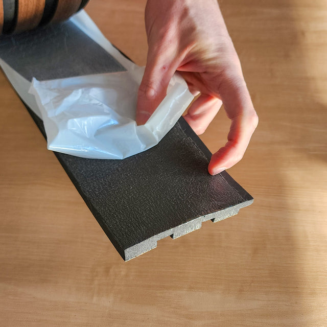 Painel ripado em rolo autoadesivo - preto/castanho